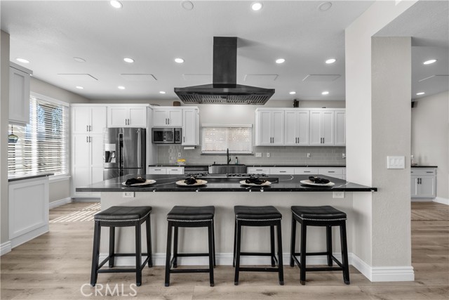 Detail Gallery Image 2 of 33 For 18554 Olympian Ct., Canyon Country,  CA 91351 - 5 Beds | 2/1 Baths