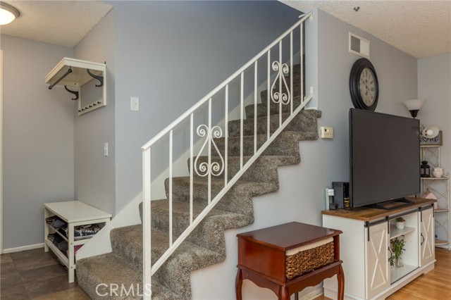 Detail Gallery Image 8 of 19 For 15036 Campus Park Dr #D,  Moorpark,  CA 93021 - 3 Beds | 1/1 Baths