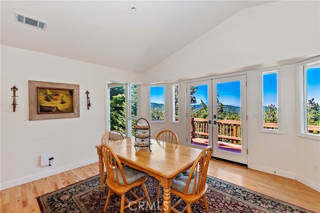 Detail Gallery Image 9 of 67 For 712 Buckingham Square, Lake Arrowhead,  CA 92352 - 4 Beds | 3 Baths