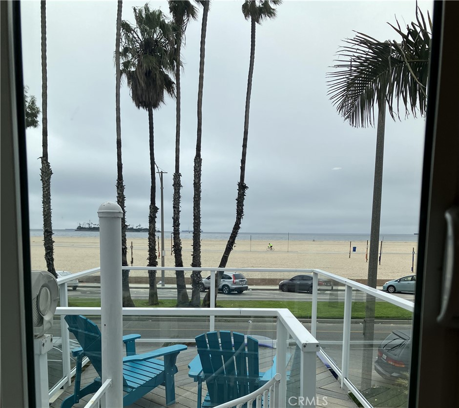 https://media.crmls.org/medias/2562dc21-890b-4cdc-9436-252f24de0a78.jpg?preset=X-Large