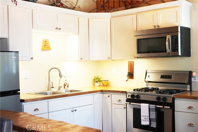 Detail Gallery Image 5 of 19 For 657 Moreno Ln, Sugarloaf,  CA 92386 - 2 Beds | 1 Baths