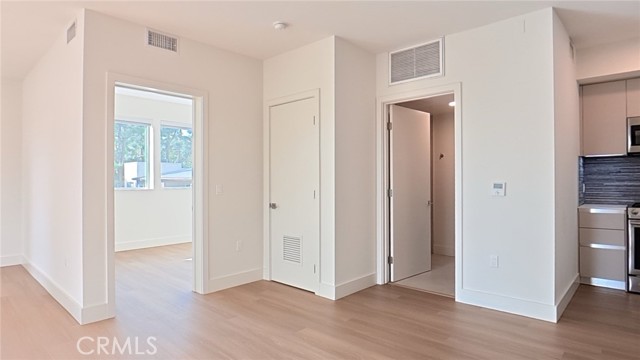 Detail Gallery Image 6 of 25 For 12117 Valleyheart Dr #301,  Studio City,  CA 91604 - 1 Beds | 1 Baths