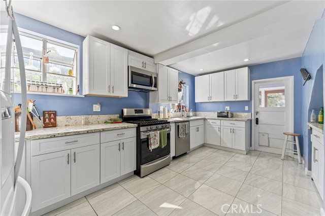 Detail Gallery Image 3 of 28 For 2042 Rome, Los Angeles,  CA 90065 - 3 Beds | 2/1 Baths