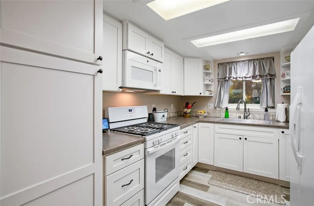 Detail Gallery Image 3 of 5 For 2202 Canal Dr, Redding,  CA 96001 - 3 Beds | 1/1 Baths