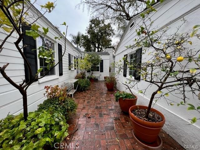 4345 Kraft Avenue, Studio City CA: https://media.crmls.org/medias/256d64b5-7caa-4eb9-8947-34c3ae86ffd2.jpg