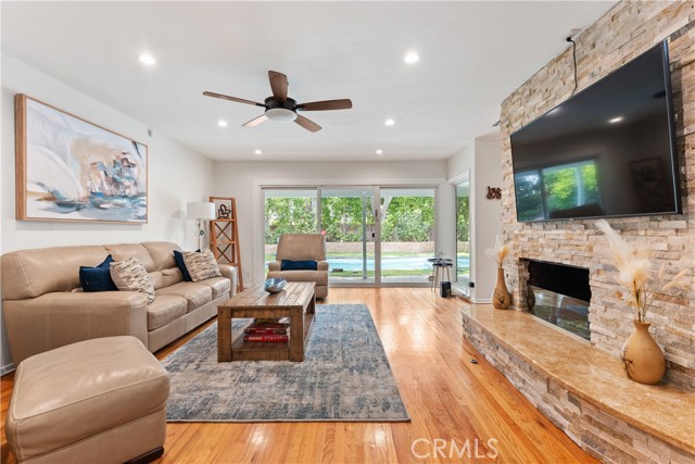 Detail Gallery Image 4 of 22 For 15936 Osborne St, North Hills,  CA 91343 - 3 Beds | 2 Baths