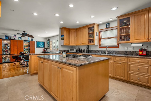 Detail Gallery Image 12 of 31 For 236 8th St, Seal Beach,  CA 90740 - 5 Beds | 5 Baths