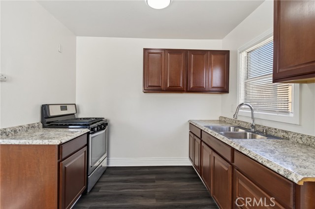 Detail Gallery Image 15 of 38 For 1300 W 90th St, Los Angeles,  CA 90044 - 6 Beds | 3 Baths