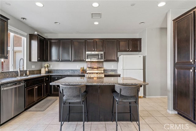Detail Gallery Image 13 of 43 For 29149 Edgewood Dr, Lake Elsinore,  CA 92530 - 4 Beds | 3 Baths