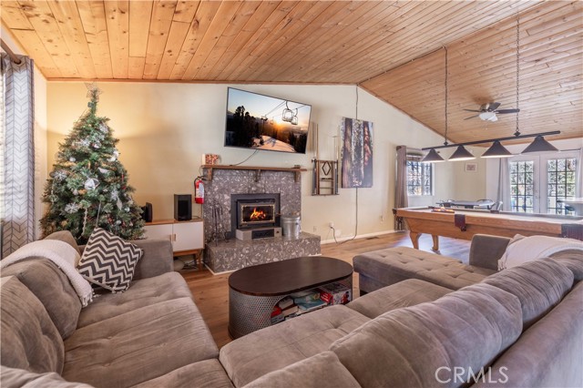Detail Gallery Image 2 of 33 For 863 Ford Ln, Big Bear Lake,  CA 92315 - 4 Beds | 3/1 Baths
