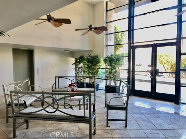 Detail Gallery Image 3 of 20 For 2121 Beloit Ave #205,  Los Angeles,  CA 90025 - 2 Beds | 2 Baths