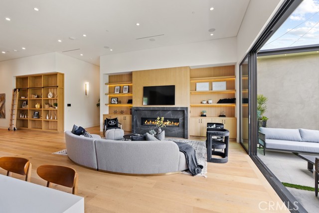 5727 Cahill Avenue, Tarzana CA: https://media.crmls.org/medias/257715ed-7791-47cf-9fa1-6654bb95b18b.jpg