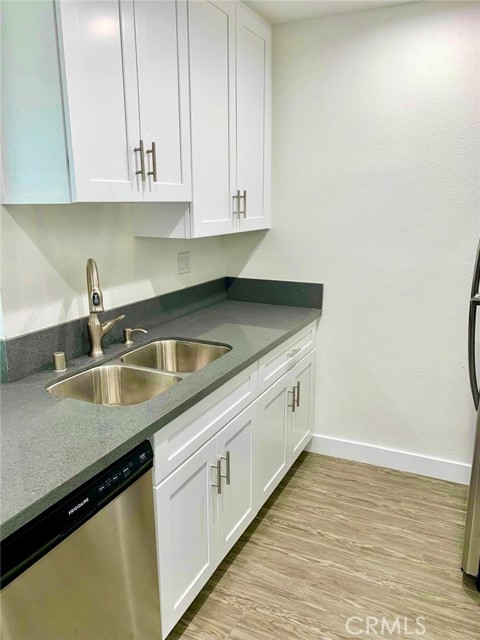 Detail Gallery Image 5 of 12 For 18307 Burbank Bld #231,  Tarzana,  CA 91356 - 1 Beds | 1 Baths