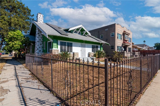 Detail Gallery Image 2 of 15 For 1593 W 47th St, Los Angeles,  CA 90062 - 3 Beds | 1/1 Baths