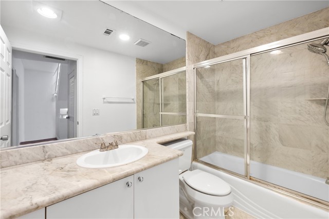 Detail Gallery Image 12 of 39 For 4845 Elmwood #C,  Los Angeles,  CA 90004 - 3 Beds | 3 Baths