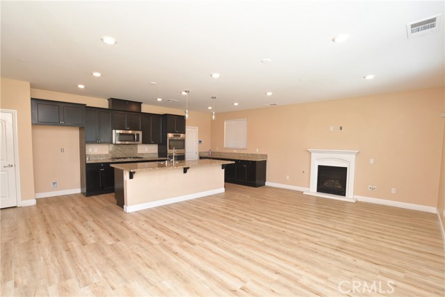 8011 Sea Salt Avenue, Fontana CA: https://media.crmls.org/medias/25812dc0-fb24-4e26-b186-37e072d9f351.jpg