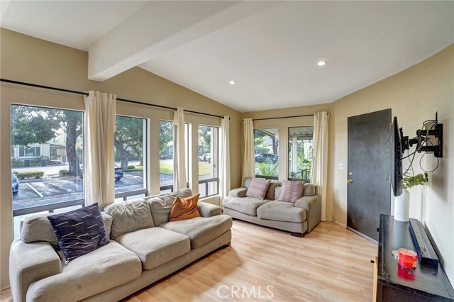 Detail Gallery Image 3 of 32 For 1919 W Coronet Ave #153,  Anaheim,  CA 92801 - 3 Beds | 2 Baths