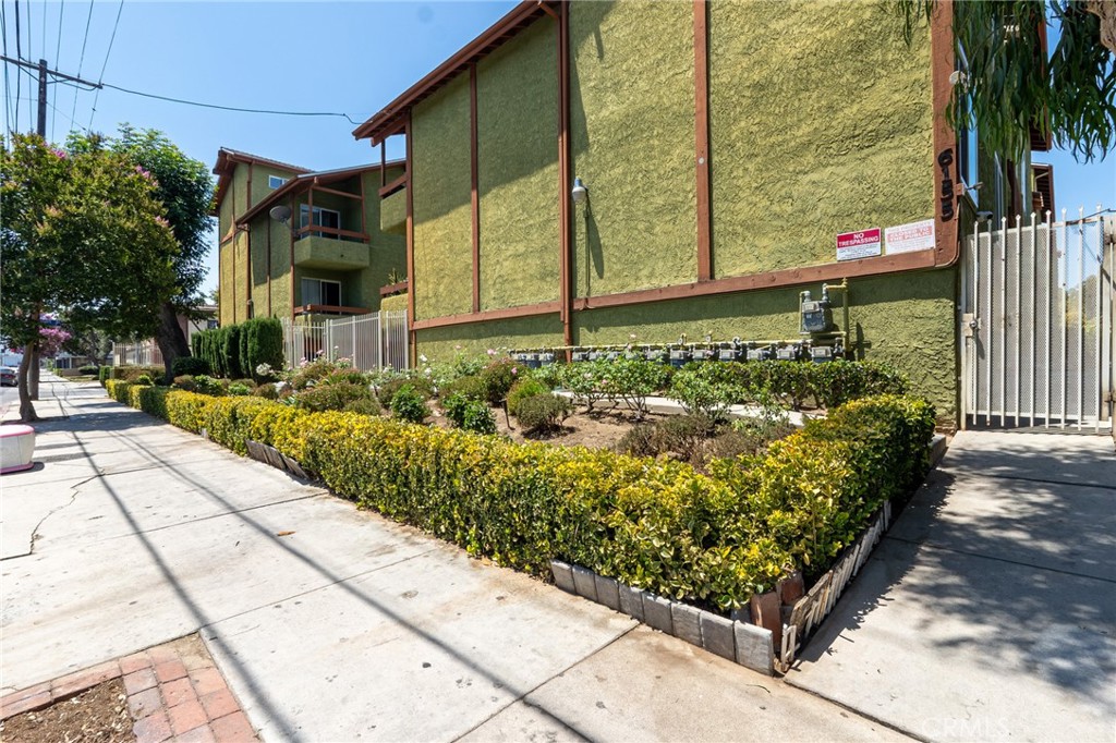 6155 Reseda #4