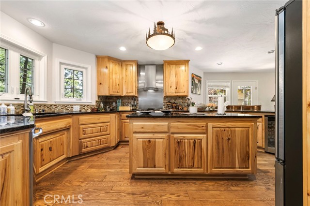 Detail Gallery Image 6 of 44 For 447 Bay View Dr, Lake Arrowhead,  CA 92352 - 4 Beds | 3 Baths