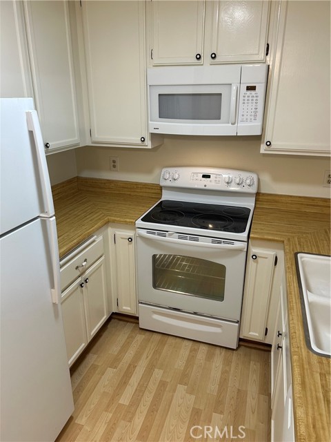 Detail Gallery Image 8 of 47 For 18232 Parkview Ln #103,  Huntington Beach,  CA 92648 - 1 Beds | 1 Baths