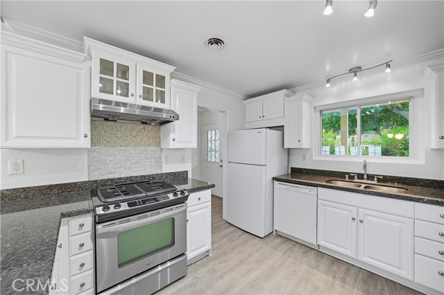 Detail Gallery Image 9 of 31 For 644 E Lee Pl, Azusa,  CA 91702 - 4 Beds | 3 Baths