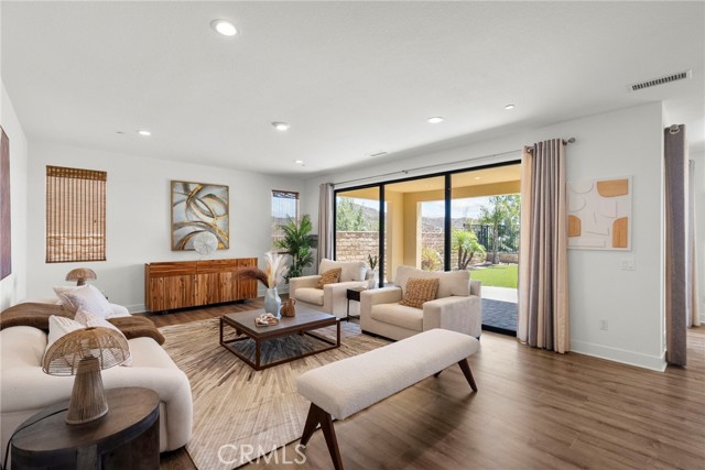 19162 Lauren Lane, Saugus CA: https://media.crmls.org/medias/25888503-9d0c-422a-a7ce-4e702fe1fba3.jpg