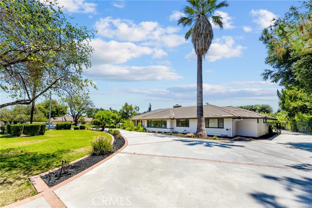 6 Woodland Lane, Arcadia CA: https://media.crmls.org/medias/258dde17-8c77-4aa1-9ef7-fac2dcc3ec3c.jpg