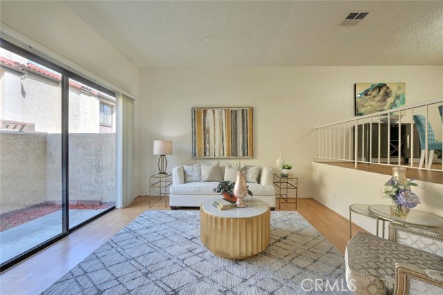 Detail Gallery Image 3 of 14 For 421 E Mission Rd #27,  Alhambra,  CA 91801 - 3 Beds | 2/1 Baths