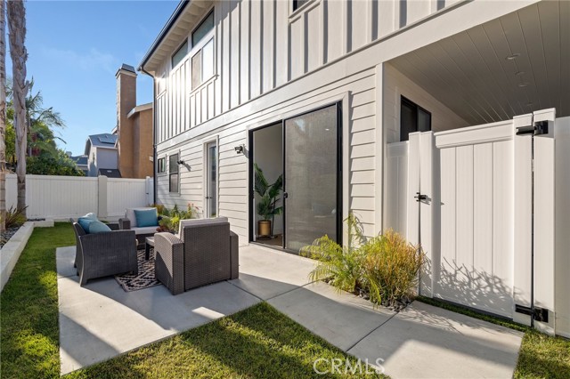 Detail Gallery Image 17 of 33 For 2414 Clark Ln #B,  Redondo Beach,  CA 90278 - 4 Beds | 4/2 Baths