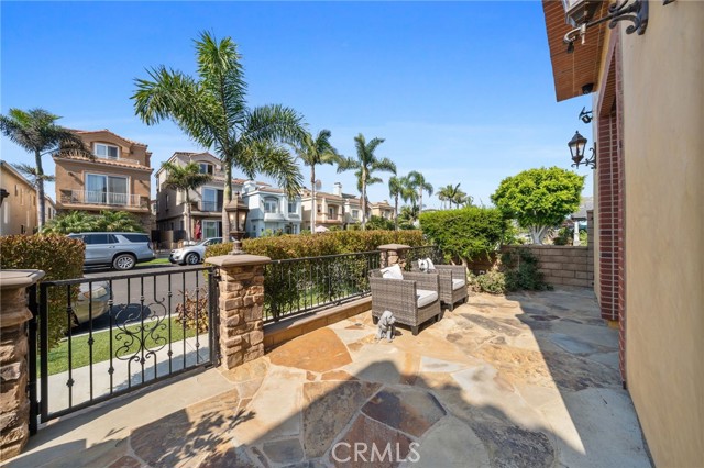 212 Baltimore Avenue, Huntington Beach CA: https://media.crmls.org/medias/259318e2-20ff-432d-80e4-3e63c0ab0289.jpg