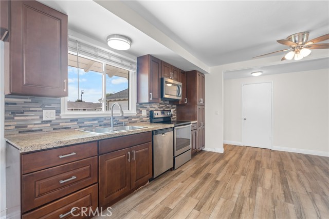 Detail Gallery Image 4 of 27 For 17551 Misty, Huntington Beach,  CA 92649 - 4 Beds | 2 Baths