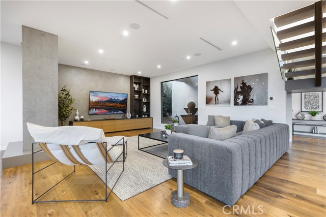 Detail Gallery Image 5 of 47 For 18296 Karen Dr, Tarzana,  CA 91356 - 5 Beds | 6 Baths