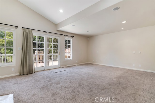 Detail Gallery Image 11 of 33 For 4525 Vista De Oro Ave, Woodland Hills,  CA 91364 - 5 Beds | 4/2 Baths