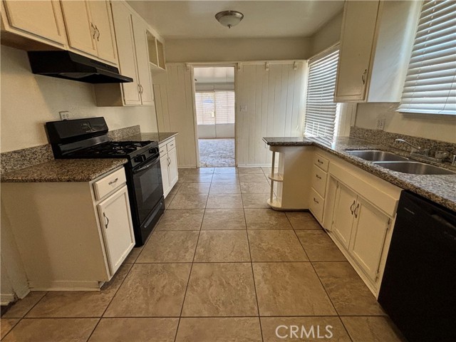 19427 Welby Way photo 4