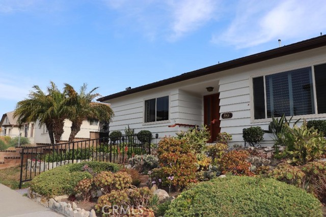 Detail Gallery Image 3 of 13 For 985 W 9th, San Pedro,  CA 90731 - 4 Beds | 2 Baths