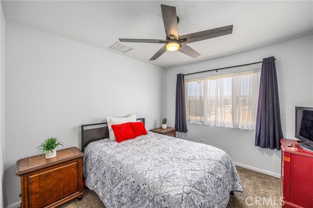 22818 Sitting Bull Road, Apple Valley CA: https://media.crmls.org/medias/25a43bd3-ab36-4e9b-8133-bf89a8917806.jpg