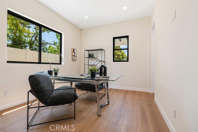 521 N Sparks Street, Burbank CA: https://media.crmls.org/medias/25a52137-1863-4540-b2fa-030f1422c993.jpg