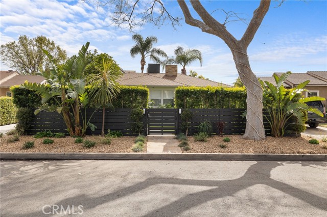 10340 Margate Street, North Hollywood CA: https://media.crmls.org/medias/25a94137-7091-40f2-bacb-ce63d30ed159.jpg
