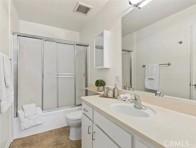 Detail Gallery Image 20 of 23 For 19110 Kittridge St #5,  Reseda,  CA 91335 - 3 Beds | 1/1 Baths