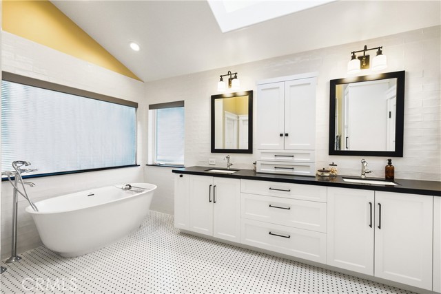 Detail Gallery Image 39 of 71 For 1314 19th St, Manhattan Beach,  CA 90266 - 5 Beds | 4/2 Baths