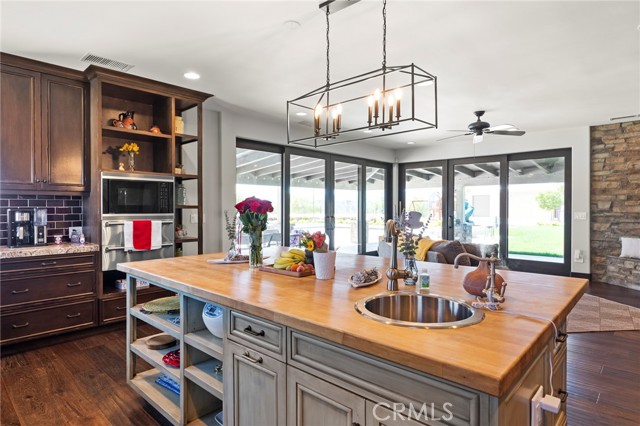 29732 Arroyo Oak Lane, Castaic CA: https://media.crmls.org/medias/25adc676-bfba-4aae-b3ad-559e6d8aec11.jpg