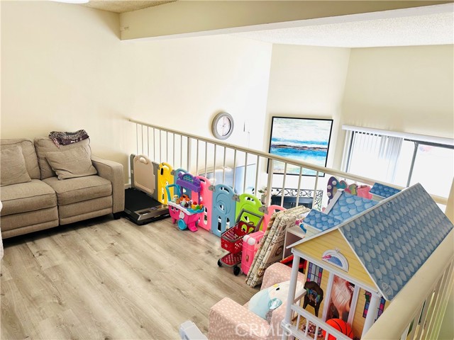 300 N Isabel Street, Glendale CA: https://media.crmls.org/medias/25b2e23f-cb14-4e2d-945c-d955333fd0d6.jpg
