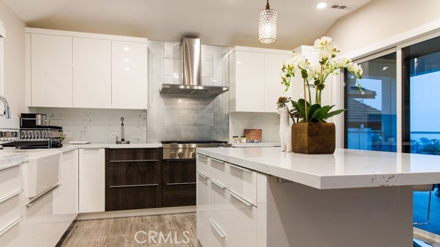 Detail Gallery Image 5 of 36 For 16 North Stonington, Laguna Beach,  CA 92651 - 4 Beds | 5 Baths