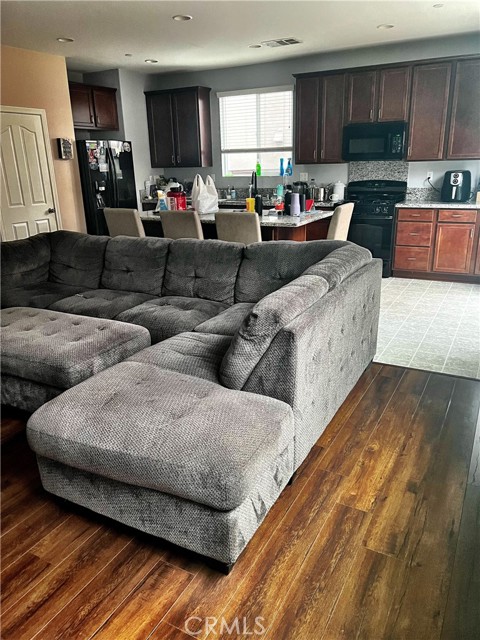 Detail Gallery Image 2 of 8 For 18394 Damiana, San Bernardino,  CA 92407 - 3 Beds | 2/1 Baths