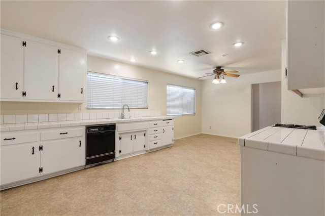 Detail Gallery Image 5 of 38 For 10004 Oakwood Ave, Hesperia,  CA 92345 - 2 Beds | 2 Baths