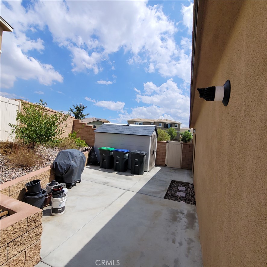 Spacious Sideyard