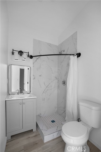 Detail Gallery Image 8 of 12 For 20553 Valerio, Winnetka,  CA 91306 - 3 Beds | 3 Baths