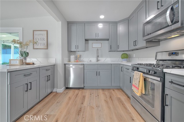 Brand New Kitchen w/New Quartz Countertops.