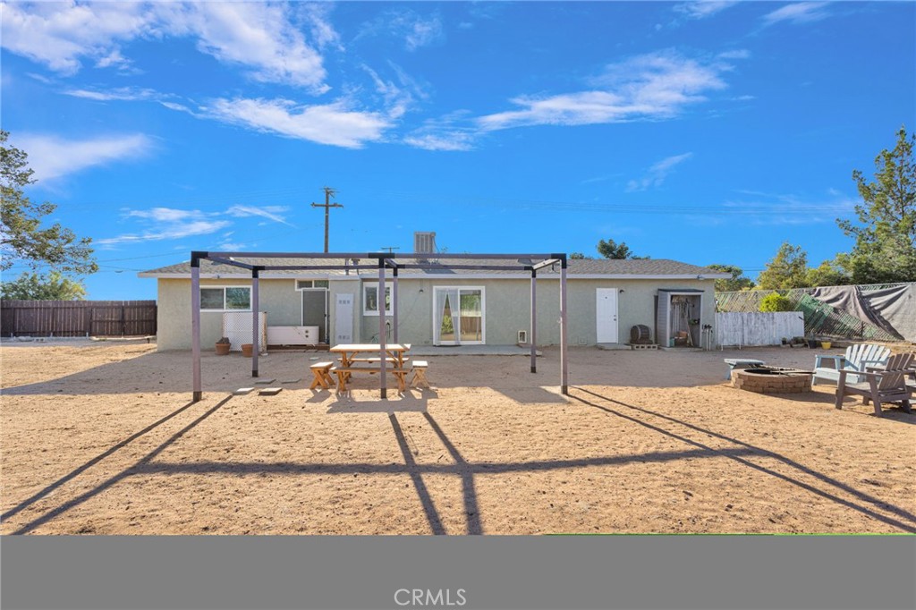 https://media.crmls.org/medias/25c794e6-f35b-44a8-9543-a230ee4beaee.jpg?preset=X-Large