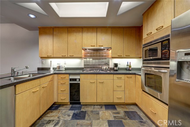 12841 Bloomfield Street, Studio City CA: https://media.crmls.org/medias/25c8aa9d-5659-4acd-8493-83ef89e46c09.jpg